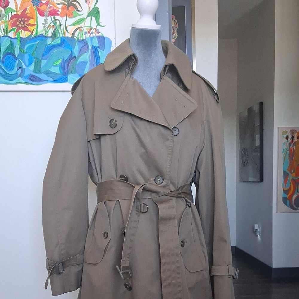 Vintage Elegant Tan Double-Breasted Trench Coat.  MEN COAT Size 38.